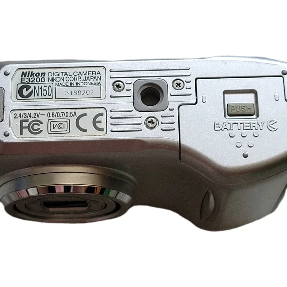 Nikon Coolpix 2100 2.0MP Digital Camera - FOR PARTS - Lens Error - Very Clean‎